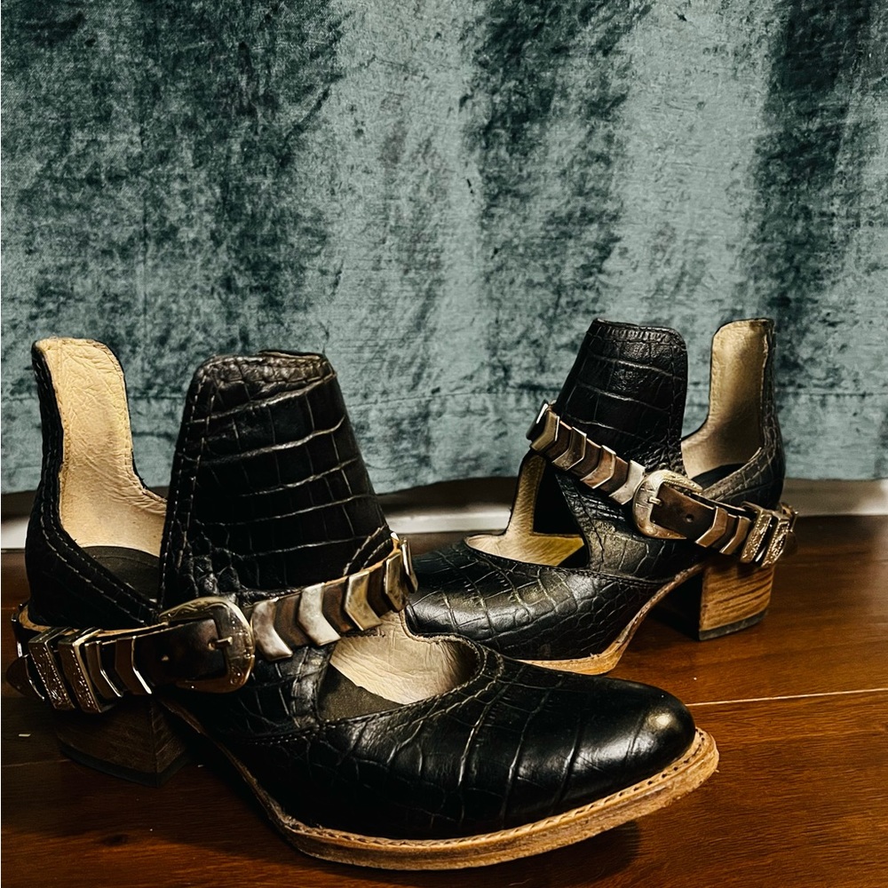 Gorgeous FREEBIRDS BOOTIES in black leather!!!